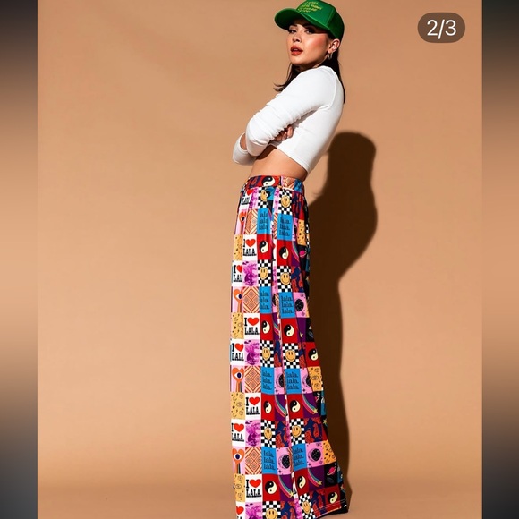 The Original Discontinued Dressed in LaLa
Signature Print Pleated Wide Leg Pant - Picture 4 of 12